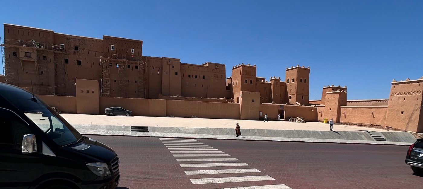 Kasbah en terre ocre de Ouarzazate sous un ciel bleu
