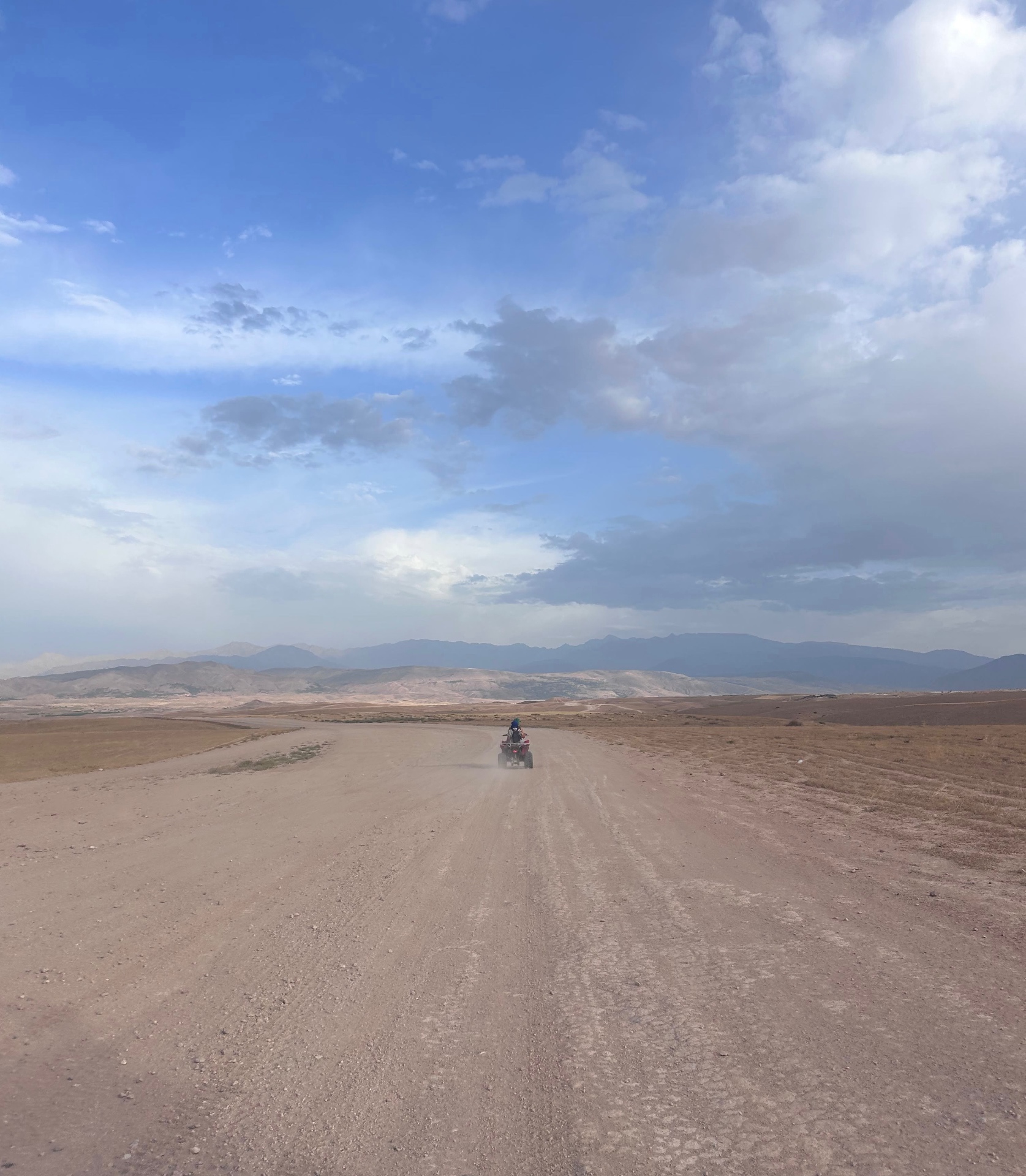 Sortie en quad sur une piste du désert d'Agafay, montagnes de l'Atlas au loin