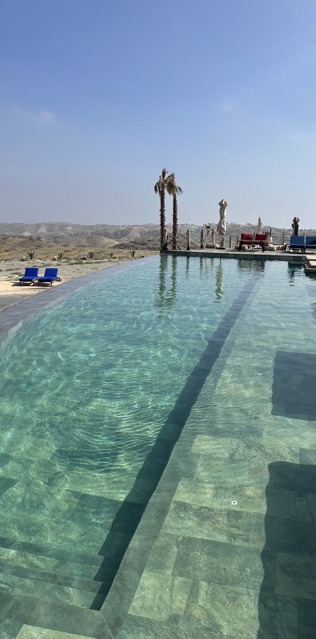 Piscine d'un camp à Agafay face aux collines