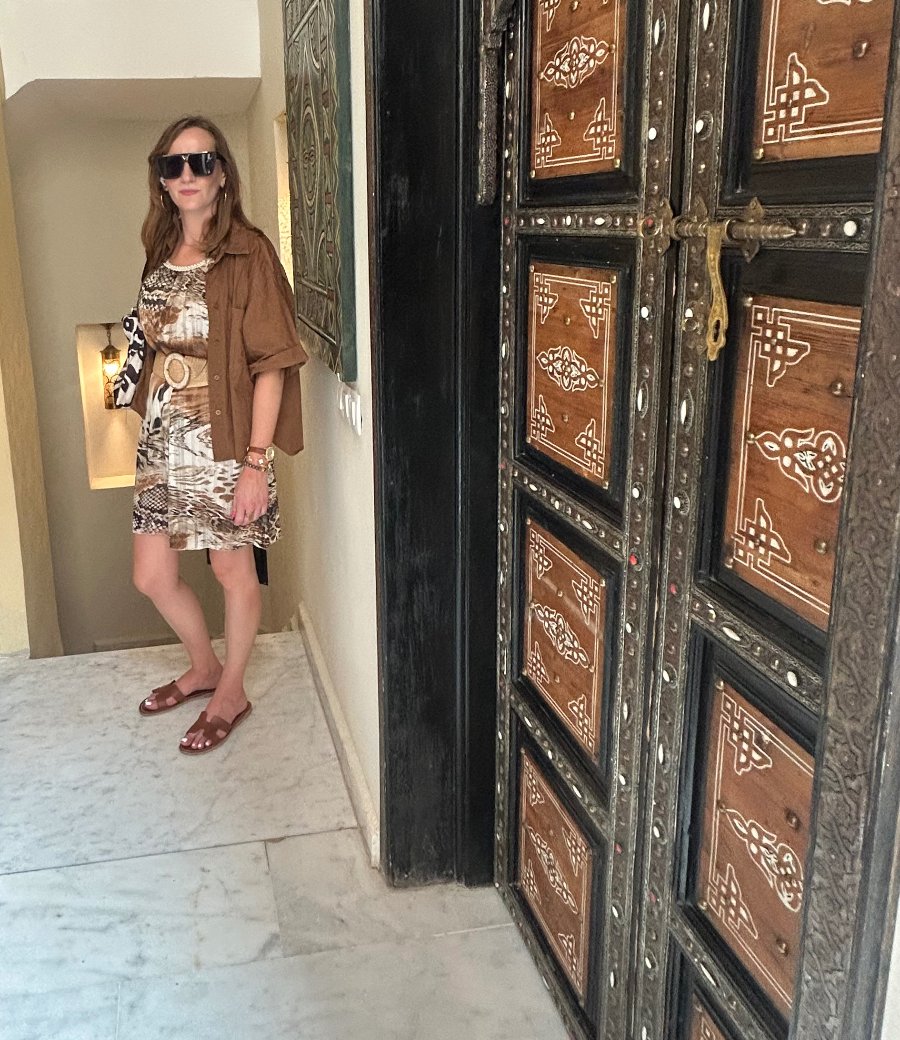 Pauline, fondatrice de Maison Nomade Maroc, devant une porte décorée